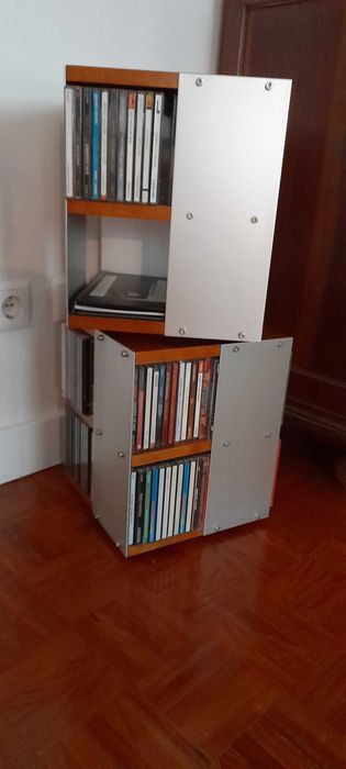 2 estantes rotativas para CD (designer José Pedro Croft)