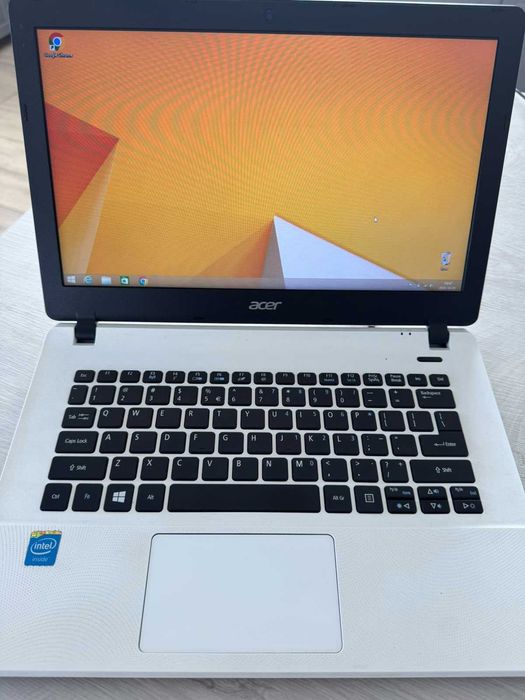 Acer ES1-331 / 8 GB RAM / SSD 128 GB / Windows 8.1 / biały