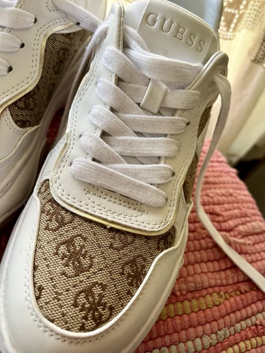Ténis Guess 39 brancos logo e dourado