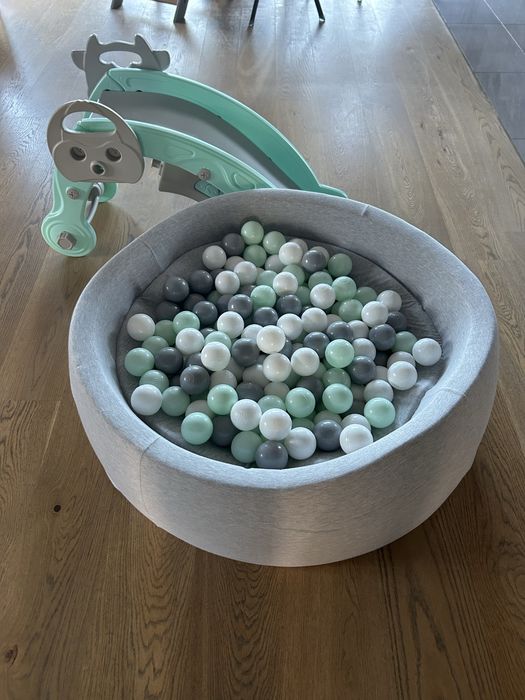 Zjeżdżalnia i konik na biegunach, zabawka 2w1. Plus basen z kulkami