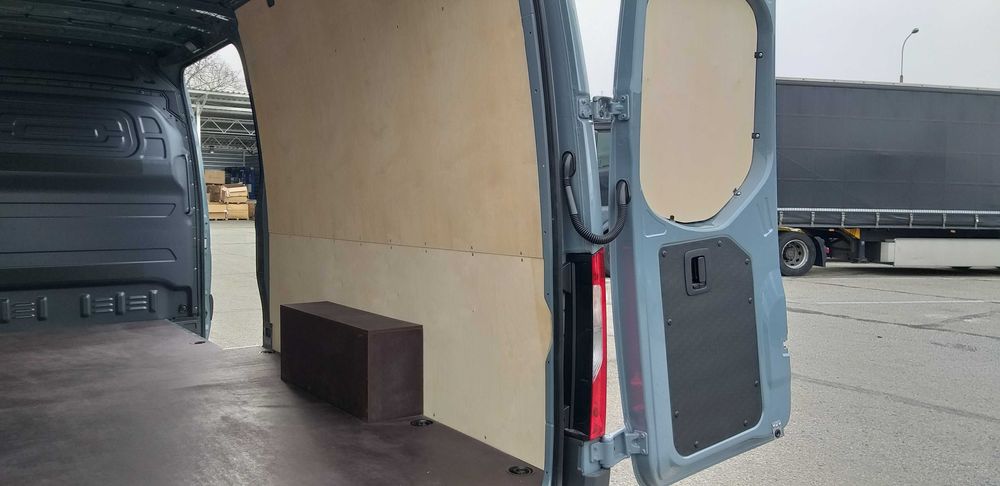 Zabudowa busa Mercedes Sprinter L3H2, zabudowa paki sklejka
