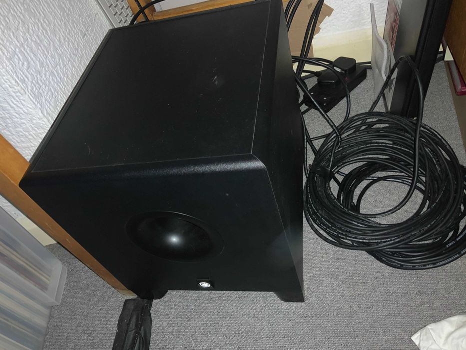 colunas activas de estudio 2 x Yamaha HS8 1 x HS8S Subwoofer  2 x Stands da Gravity SP3102