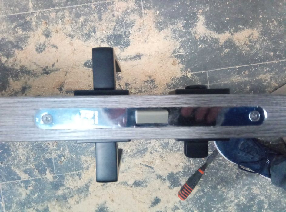 Установка межкомнатных дверей. Врезка замков, установка доборов ...