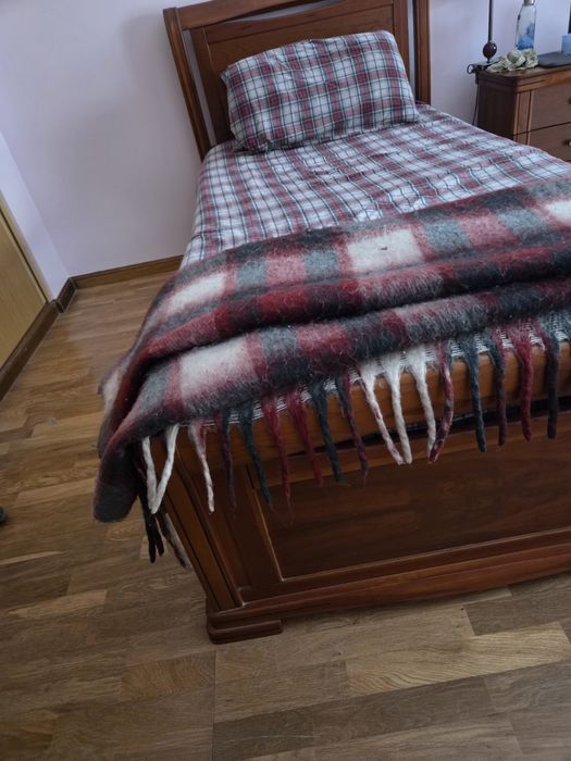 Cama de solteiro e roupeiro em cerejeira