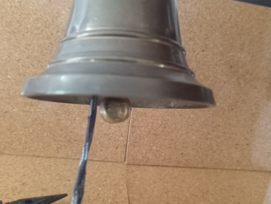 Sino em latão com suporte