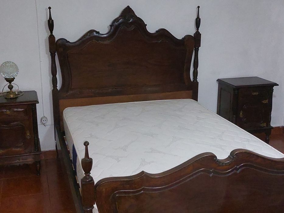 Cama Clássica de Casal em Madeira de castanho  Maciça