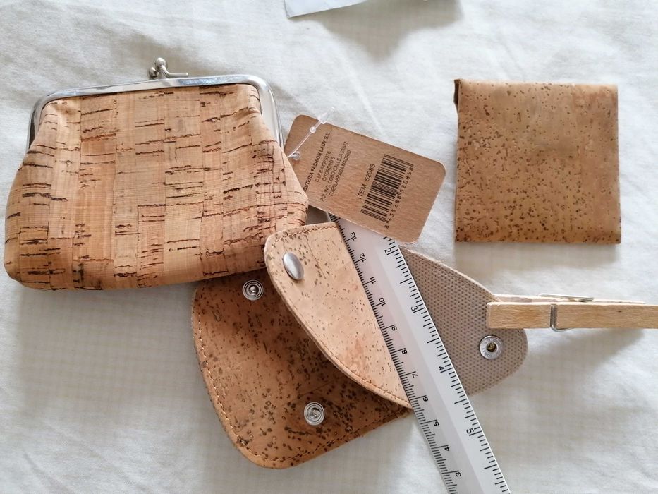 3 porta moedas em cortiça novos com etiqueta e preço