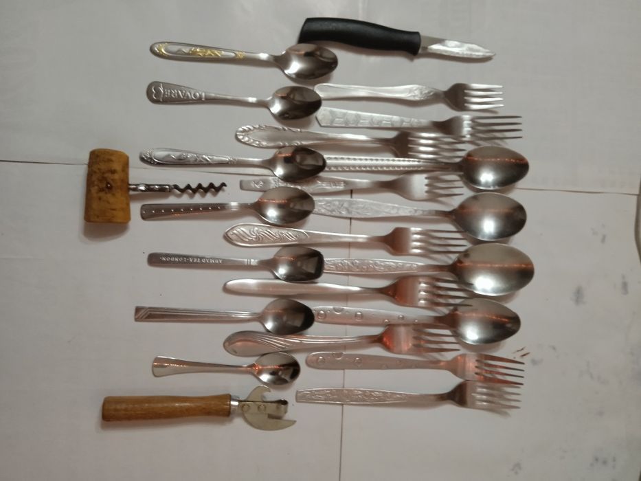 Набор разных столовых приборов
