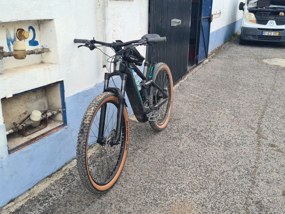 Bicicleta eléctrica marca cube semi nova com motor bosch