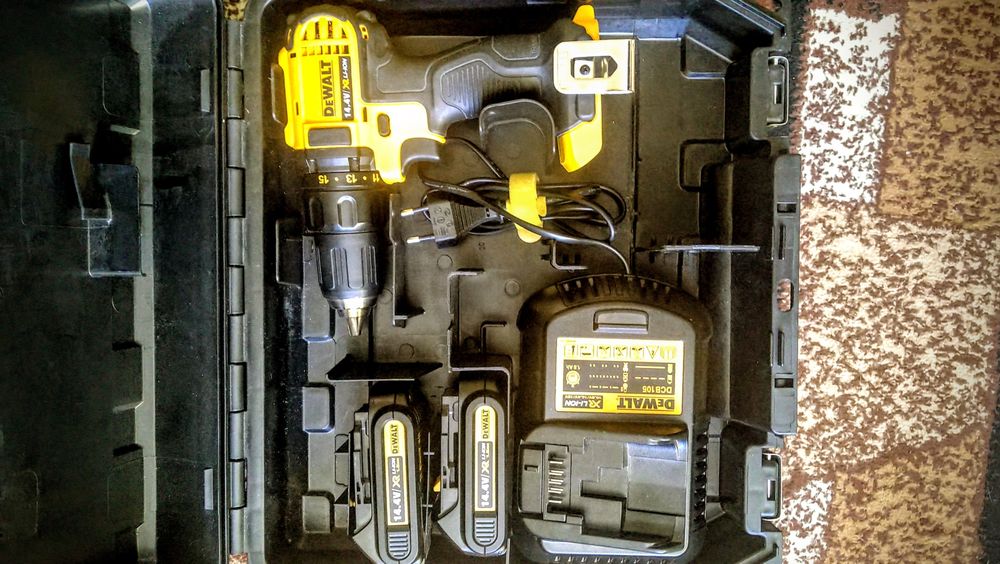 Шуруповерт DeWalt DCD 730