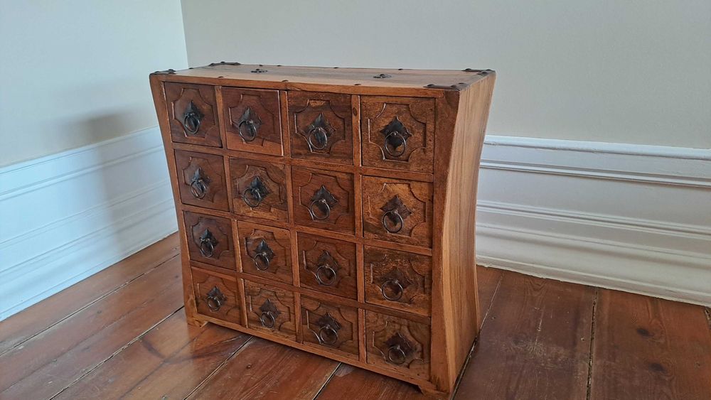 Contador em pau rosa, de madeira maciça, em óptimo estado