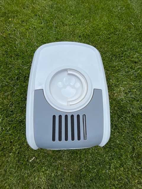 Duas caixas de areia para gatos.