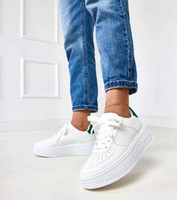 Białe sneakersy na platformie z zieloną wstawką Britney