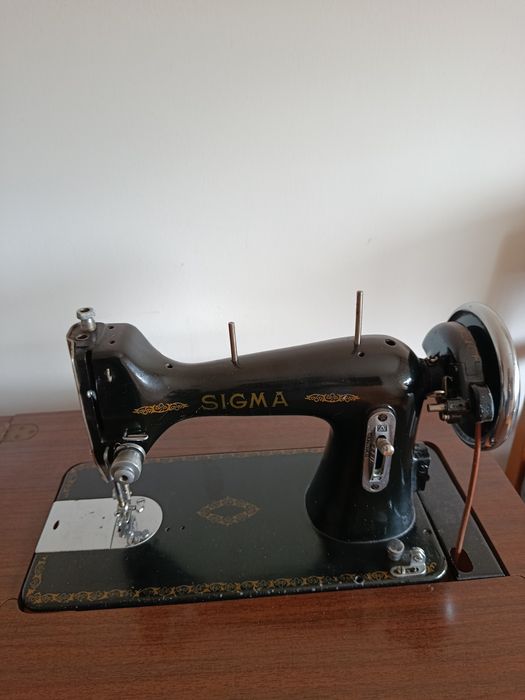 Móvel com máquina de costura Sigma