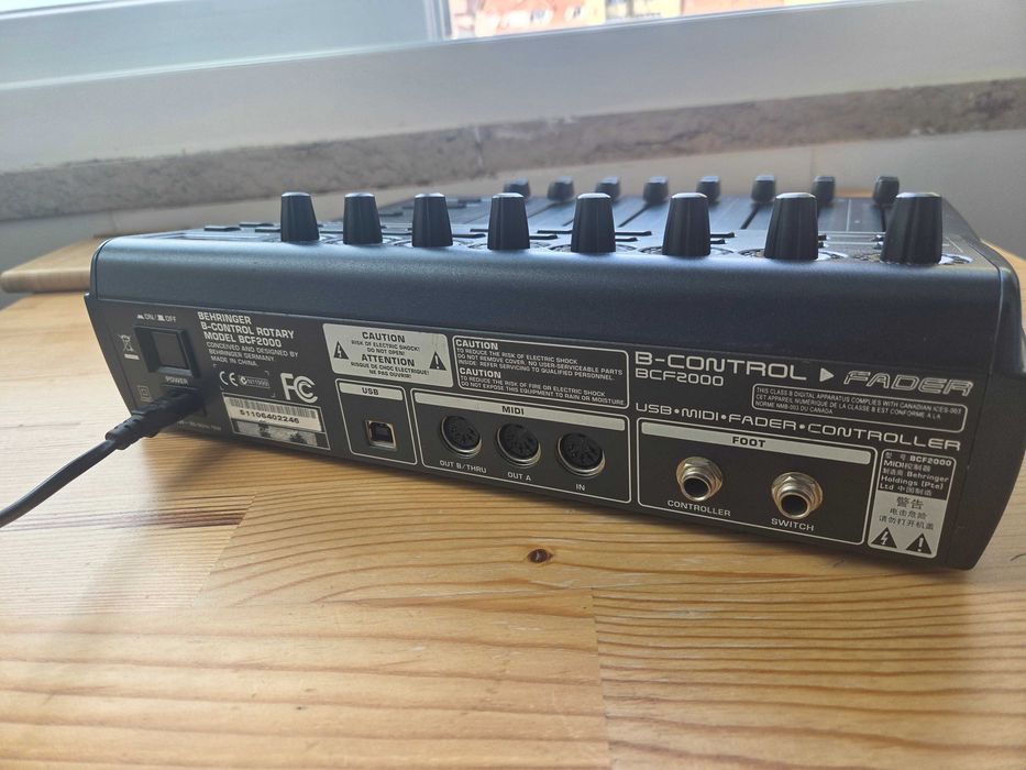 Behringer B-Control Fader BCF2000 (Com Cabo de Alimentação)