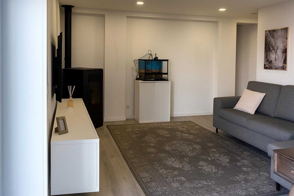 T2 com garagem e varanda corrida em Arcozelo – particular vende