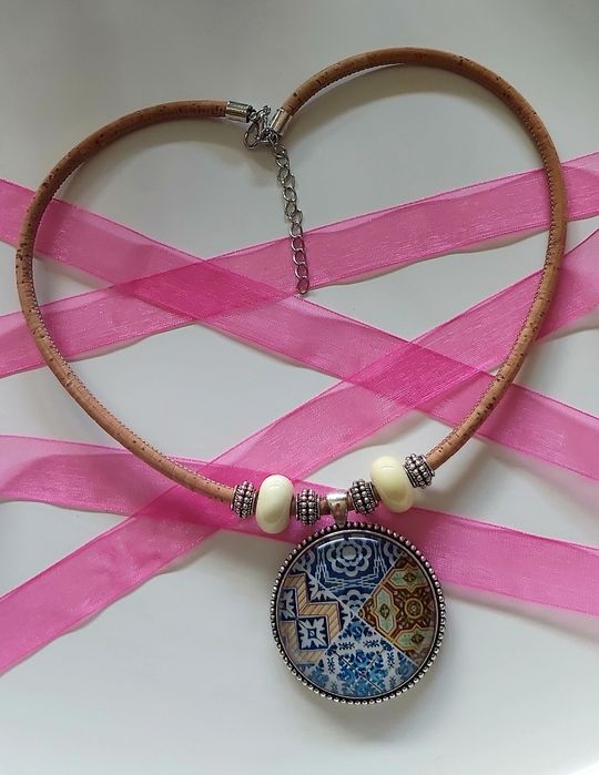 Colar em cortiça com pingente a lembrar a azulejaria portuguesa. Tem e