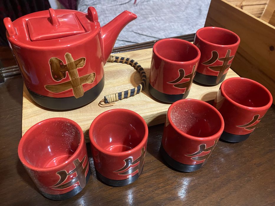 Vendo conjunto de chá novo, motivo japonês, com caixa em bambu.