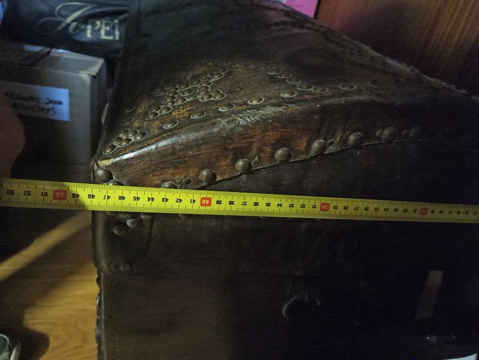 Arca/baú antigo de couro e madeira