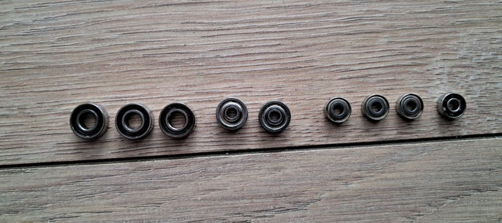 Sprzedam komplet łożysk miniaturowych.