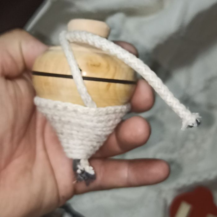 Pião com corda jogo muito antigo dos adolescentes