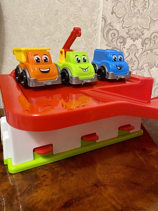 Паркінг гараж з машинками . Паркінг зі спуском. Дитячий гараж паркінг