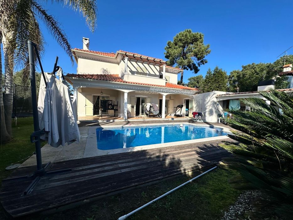 Moradia independente à venda em Aroeira - Almada.