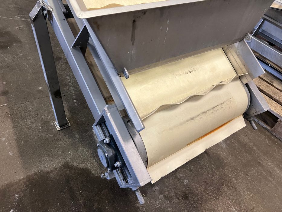 Przenośnik podajnik taśmowy z zabierakami spożywczy kwasoodporny