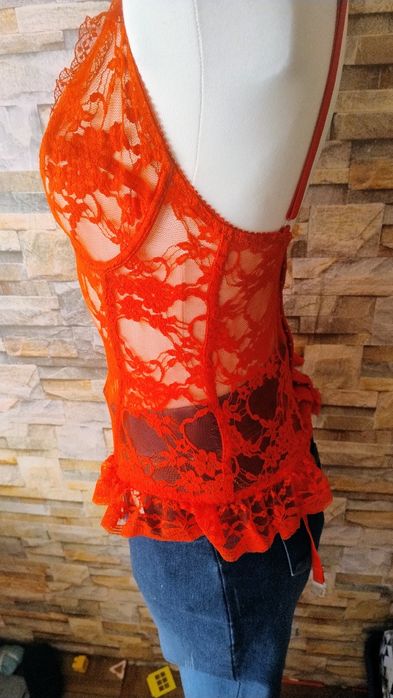 Czerwony koronkowy zmysłowy gorset . Miękkie miseczki