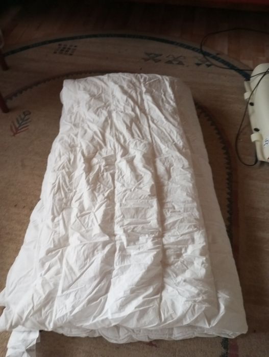 Kołdra na łóżko jednoosobowe biała z welny