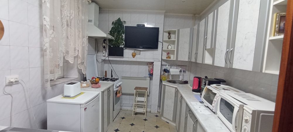 Продам 2х этажный дом в Подгородном, все коммуникации , ухоженный двор