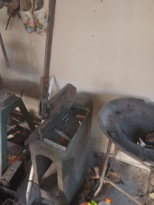 1 compressor, 1 balance, 1 tesoura e uma forja.