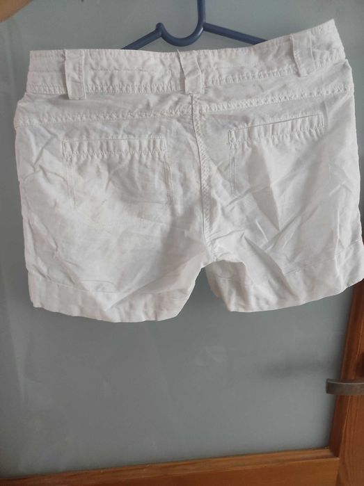 Krótkie białe spodenki