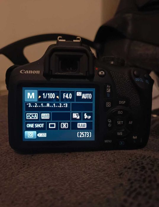 Canon EOS 2000 D + lente 18-55mm + bolsa