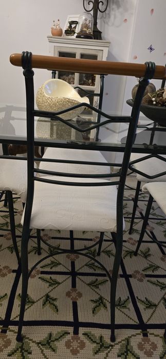 Mesa com seis cadeiras