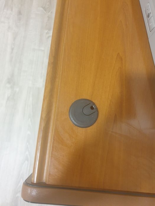 Secretária castanha em L