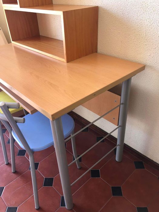 Secretária com estante e cadeiras incluídas