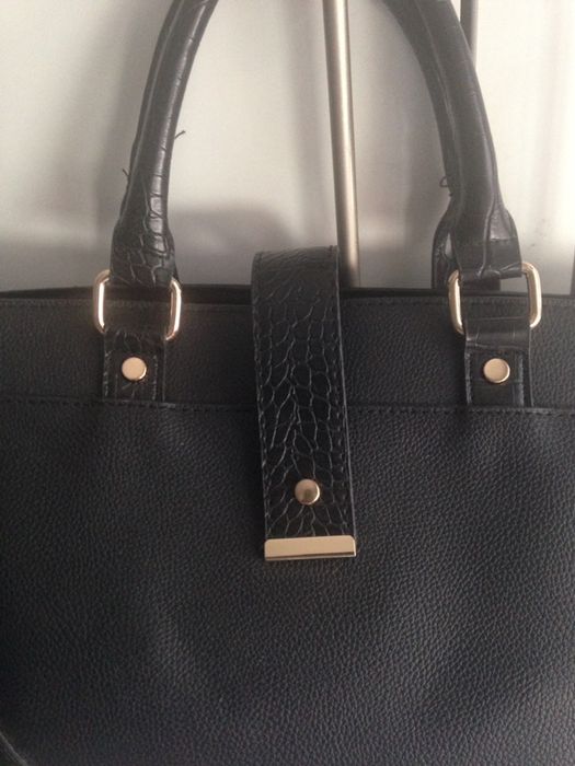 Duas malas  novas uma preta e outra creme da parfois novas