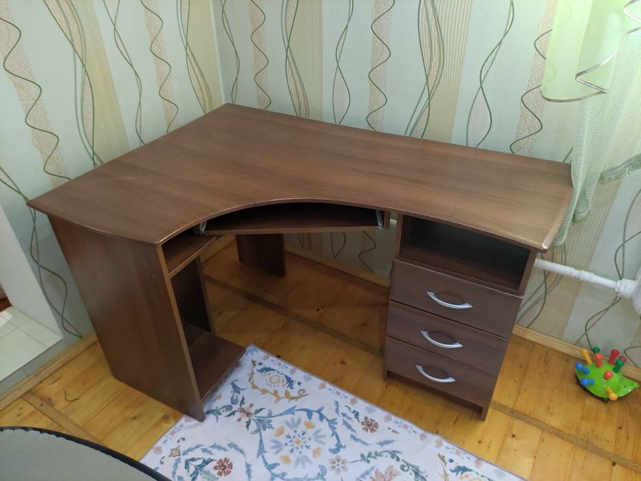 Стіл комп'ютерний вживаний