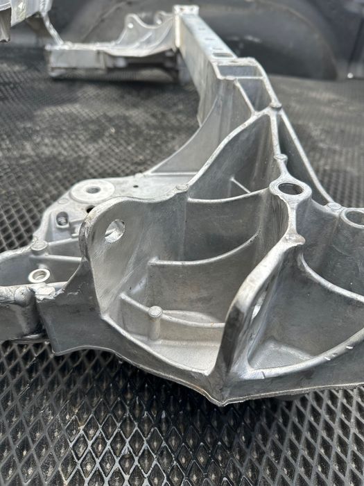 Передній підрамник bmw i7 g70 кузов