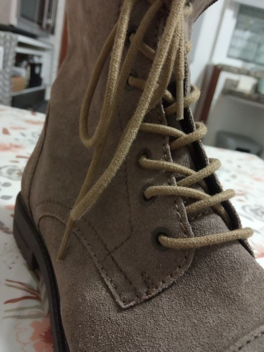 Botas em camurça nunca usadas