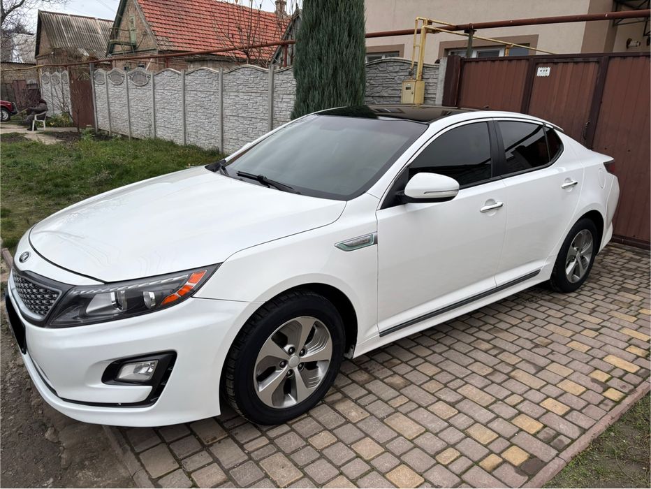 Продам свой автомобиль в отличном состоянии.Кузов без вмяти и царапин, без ржавчины, гаражное хранение.Двигатель работает тихо и ровно, коробка переключается плавно, подвеска мягкая и плавная, работает абсолютно все по электрике, ошибок нет, автомобиль полностью обслужен и во вложениях не нуждается.Хорошая комплектация, красивый ухоженный салон, цвет автомобиля белый жемчуг.Автомобиль выглядит очень красиво и едет также очень комфортно, кто купит будет доволен.Цена без торга.