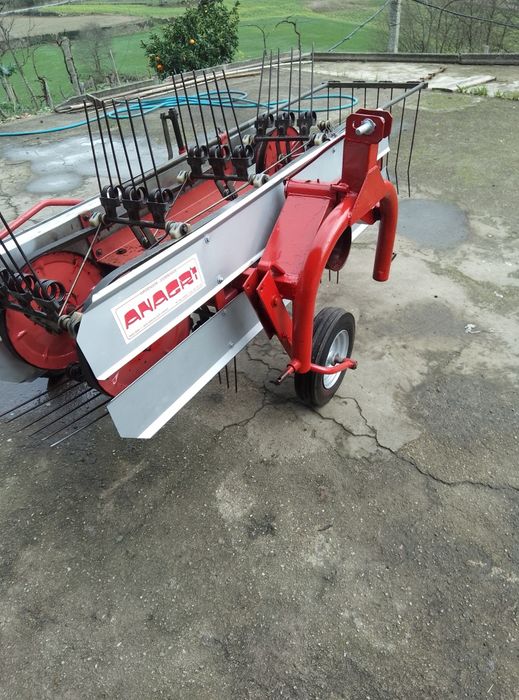 Juntador  e mexedor de feno