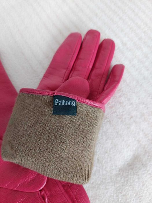 Rękawiczki różowe skórzane.