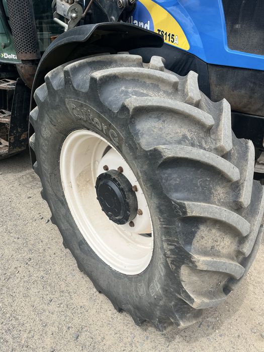 New Holland TS115A tur