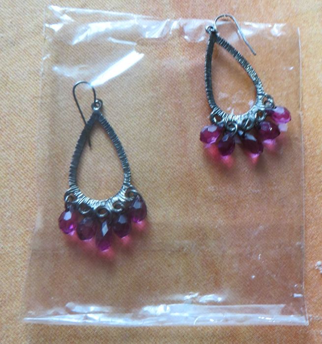 Brincos compridos com pedras em tom rubi - Usados apenas 1 vez