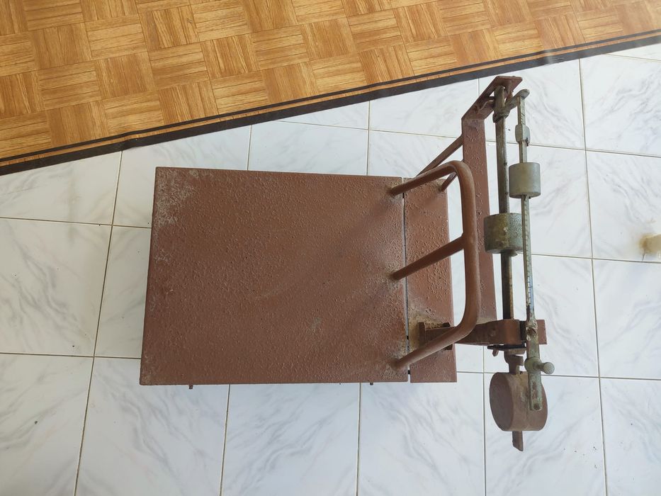 Balança antiga de plataforma em ferro fundido