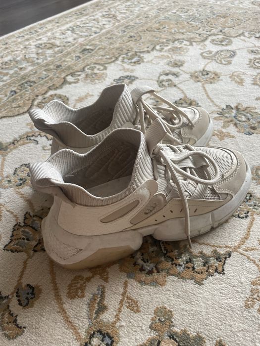 Кросівки жіночі стильні