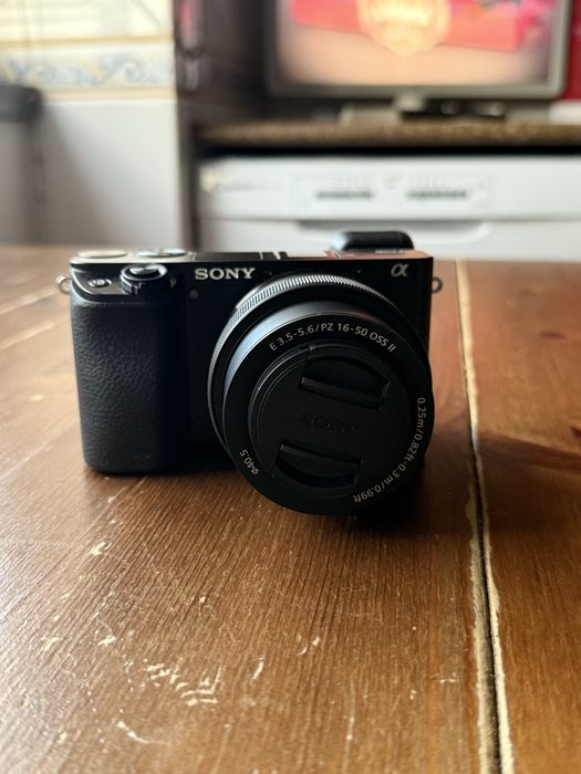 Sony A6100 com lente 16-50mm f/3.5-5.6 OSS