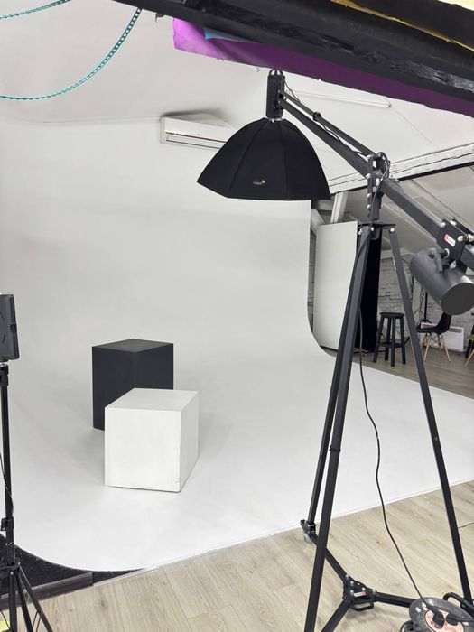 Фотостудія 250м у центрі Чернівців | циклорама, аквазона, обладнання